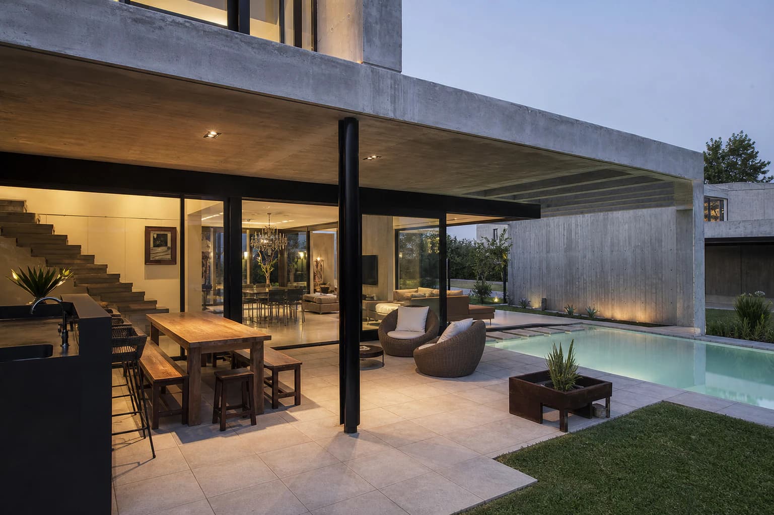 Galería cubierta de Casa Patio Norte conectada con el patio, la piscina y el estar