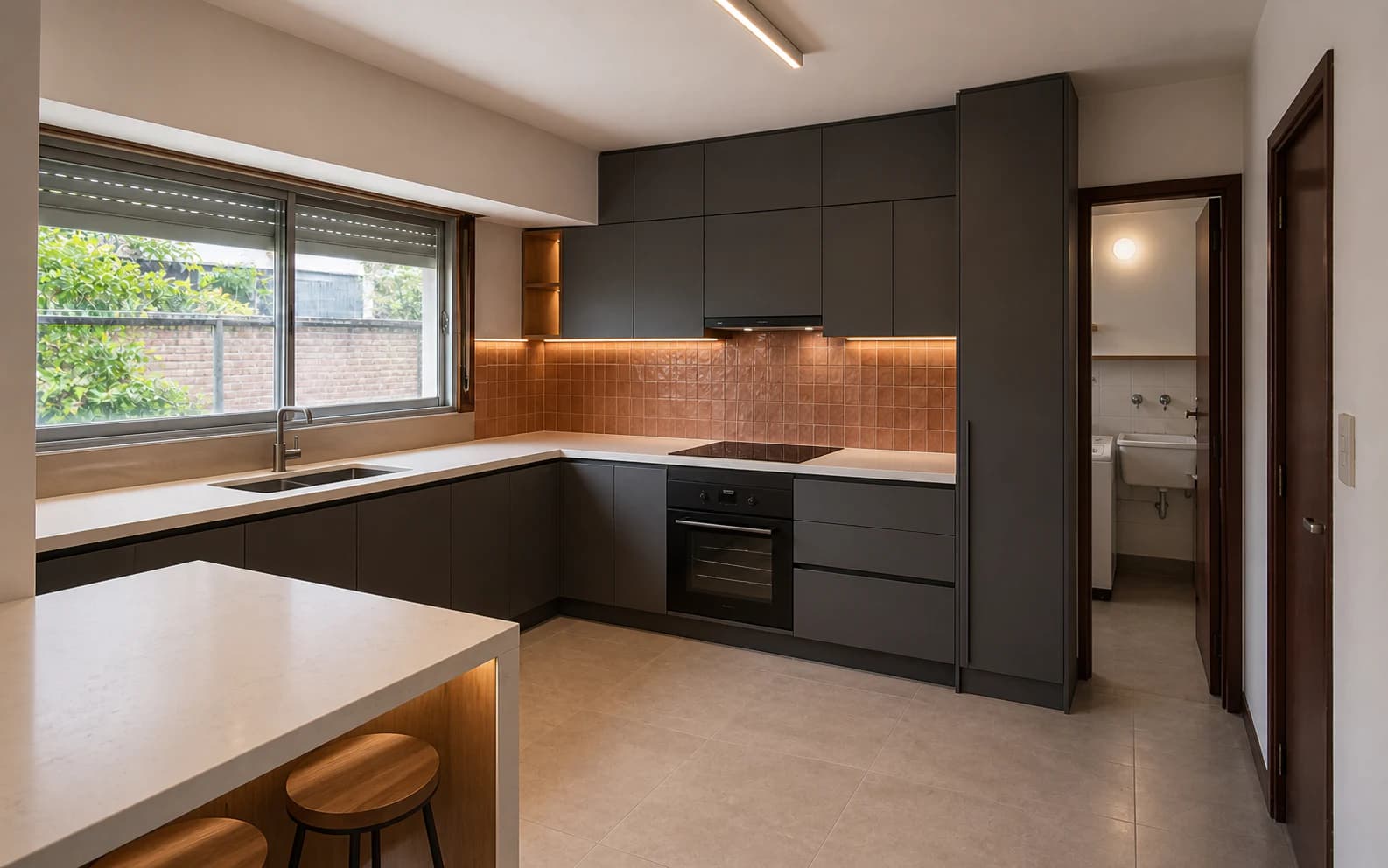 Cocina remodelada con tonos cálidos y mobiliario a medida