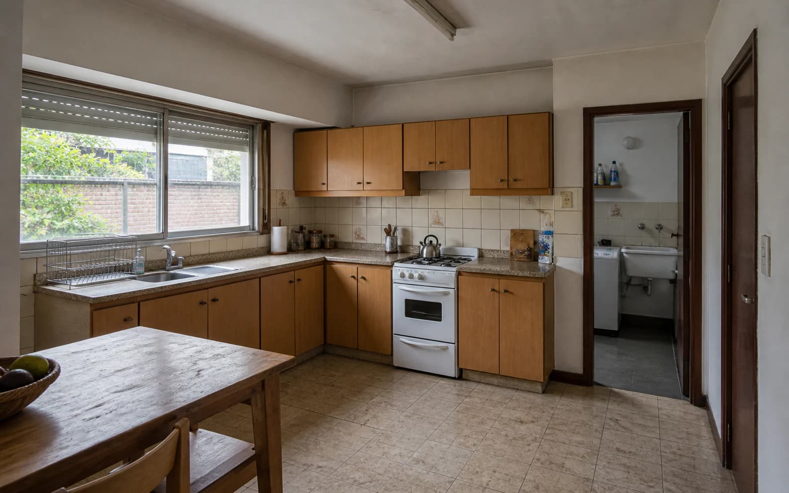 Cocina Terracota antes de la remodelación, con distribución cerrada y mobiliario antiguo